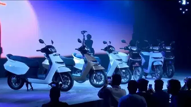 इलेक्ट्रिक टू-व्हीलर निर्माता एथर एनर्जीने भारतीय बाजारात आपली सर्वाधिक प्रतीक्षित फॅमिली-ओरिएंटेड इलेक्ट्रिक स्कूटर Ather Konarc लाँच केली आहे. या नवीन ई-स्कूटरची सुरुवातीची किंमत ९९,९९९ रुपये ठेवण्यात आली आहे. खास गोष्ट म्हणजे ही एथरची पहिली प्रोडक्शन स्कूटर आहे, जी कंपनीच्या नेक्स्ट जनरेशन EL प्लॅटफॉर्मवर तयार करण्यात आली आहे. ग्राहकांसाठी ही लाइनअप S Line आणि Z Line अशा दोन व्हेरिएंट्समध्ये उपलब्ध असेल. भारतात तिचा थेट मुकाबला टीव्हीएस आयक्यूब, ओला ५१ सीरीज, बजाज चेतक आणि विडा इलेक्ट्रिक स्कूटर्सशी होणार आहे. कंपनी २१ सप्टेंबरपासून तिची डिलिव्हरी सुरू करणार आहे. चला जाणून घेऊया स्कूटरची डिझाइन, व्हेरिएंटनुसार किंमतींसोबत रेंज आणि फीचर्सबद्दल सविस्तर.