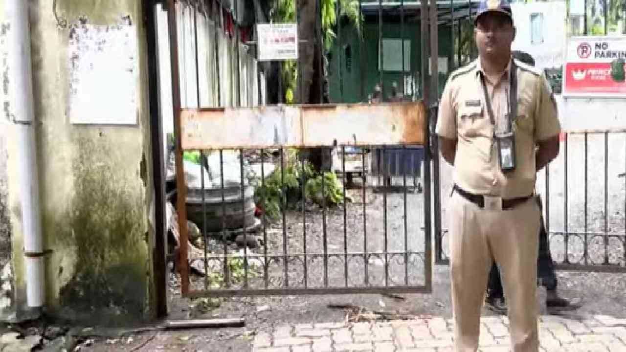 धक्कादायक, मुंबईत बीएमसीच्या ऑफिससमोर दोन कंत्राटदार भिडले, परस्परांवर चाकू हल्ला धक्कादायक, मुंबईत बीएमसीच्या ऑफिससमोर दोन कंत्राटदार भिडले, परस्परांवर चाकू हल्ला