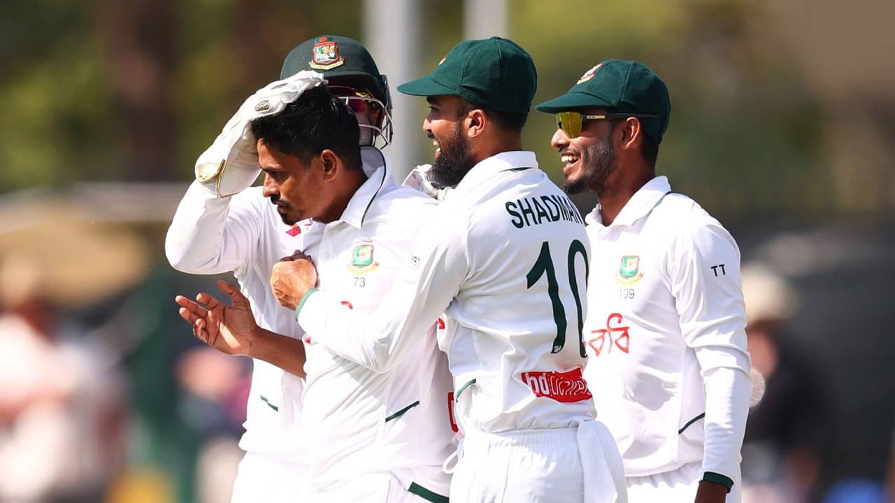 AUS vs BAN: ऑस्ट्रेलिया पराभवाच्या सावटाखाली, कसोटीच्या तिसऱ्या दिवशी बांगलादेशची सरशी AUS vs BAN: ऑस्ट्रेलिया पराभवाच्या सावटाखाली, कसोटीच्या तिसऱ्या दिवशी बांगलादेशची सरशी