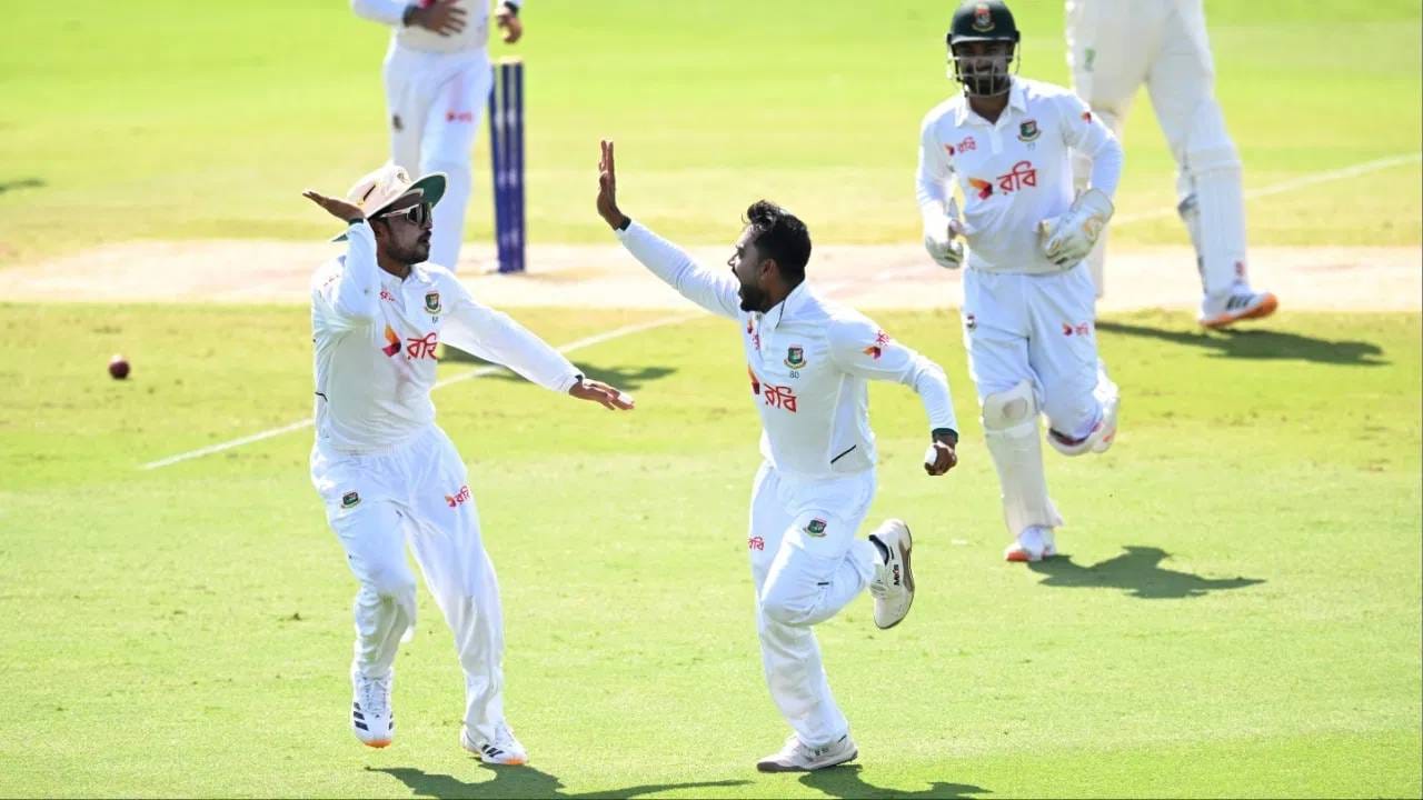 आयसीसीसी कसोटी संघाच्या क्रमवारीत पाकिस्तानचा संघ बांगलादेशपेक्षा उजवा आहे. पण वर्ल्ड टेस्ट चॅम्पियनशिपमध्ये पुढे निघून घेला आहे. आयसीसी कसोटी क्रमवारीत पाकिस्तान सातव्या, तर बांग्लादेश नवव्या स्थानावर आहे. (Photo: PTI)
