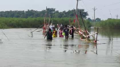अंघोळीचा व्हिडीओ बनवत होत्या, अचानक पुराचं पाणी आलं अन्... धडाधड उड्या.