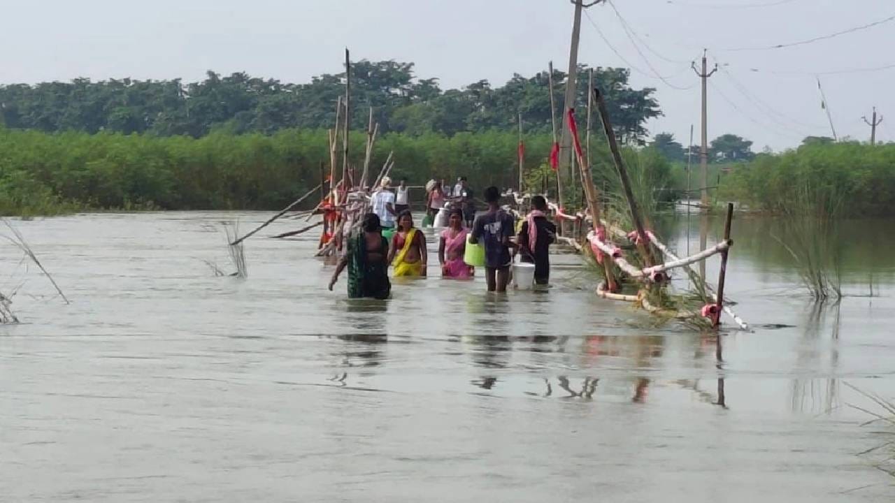 अंघोळीचा व्हिडीओ बनवत होत्या, अचानक पुराचं पाणी आलं अन्... किंचाळ्या ऐकताच धडाधड उड्या; असं काय घडलं? अंघोळीचा व्हिडीओ बनवत होत्या, अचानक पुराचं पाणी आलं अन्... किंचाळ्या ऐकताच धडाधड उड्या; असं काय घडलं?