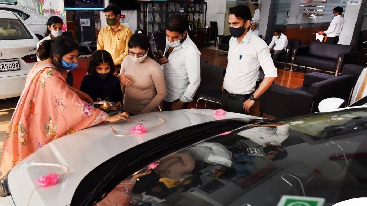 भारतीय कार बाजारात SUV गाड्यांची मागणी सातत्याने वाढत आहे. कमी बजेटमध्ये चांगले मायलेज, आधुनिक फीचर्स आणि दमदार सेफ्टी देणारी कार घेण्याचा विचार करणाऱ्यांसाठी बाजारात काही आकर्षक पर्याय उपलब्ध आहेत. यामध्ये पुढील काही कार या सर्वसामान्य लोकांसाठी