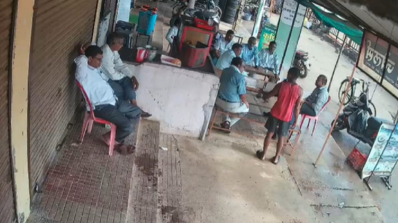 भंडारा जिल्ह्यात एका चहाच्या टपरी व नाश्त्याच्या उपहारगृहात रानडुकराने घुसून धुमाकूळ घातल्याची धक्कादायक घटना घडली आहे. या घटनेचा व्हिडीओ सध्या सोशल मीडियावर प्रचंड व्हायरल होत आहे.