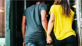 गर्लफ्रेंड मित्राच्या कारमध्ये दिसताच रोखण्यासाठी परमप्रीत बोनेटवर...