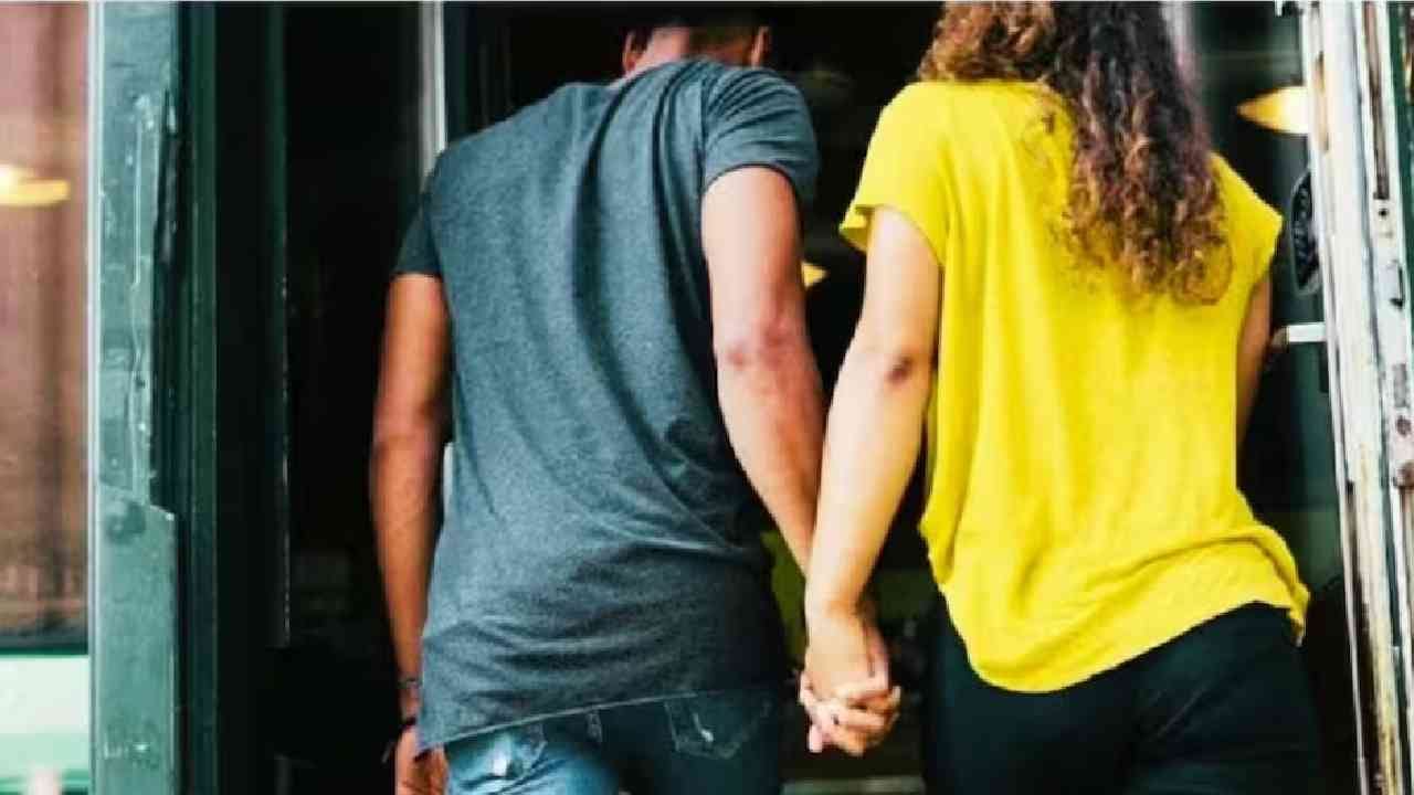 गर्लफ्रेंड मित्राच्या कारमध्ये दिसताच त्यांना रोखण्यासाठी परमप्रीत बोनेटवर चढला, 200 मीटर पर्यंत कार पळली अन् मग.. गर्लफ्रेंड मित्राच्या कारमध्ये दिसताच त्यांना रोखण्यासाठी परमप्रीत बोनेटवर चढला, 200 मीटर पर्यंत कार पळली अन् मग..
