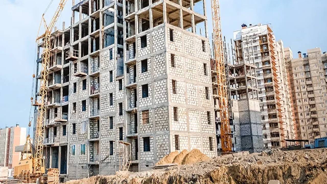 अंडर-कंस्ट्रक्शन घर खरेदी करताय? 'या' 5 महत्त्वाच्या गोष्टी समजून घ्या, नाहीतर पैशांचे होईल मोठे नुकसान अंडर-कंस्ट्रक्शन घर खरेदी करताय? 'या' 5 महत्त्वाच्या गोष्टी समजून घ्या, नाहीतर पैशांचे होईल मोठे नुकसान