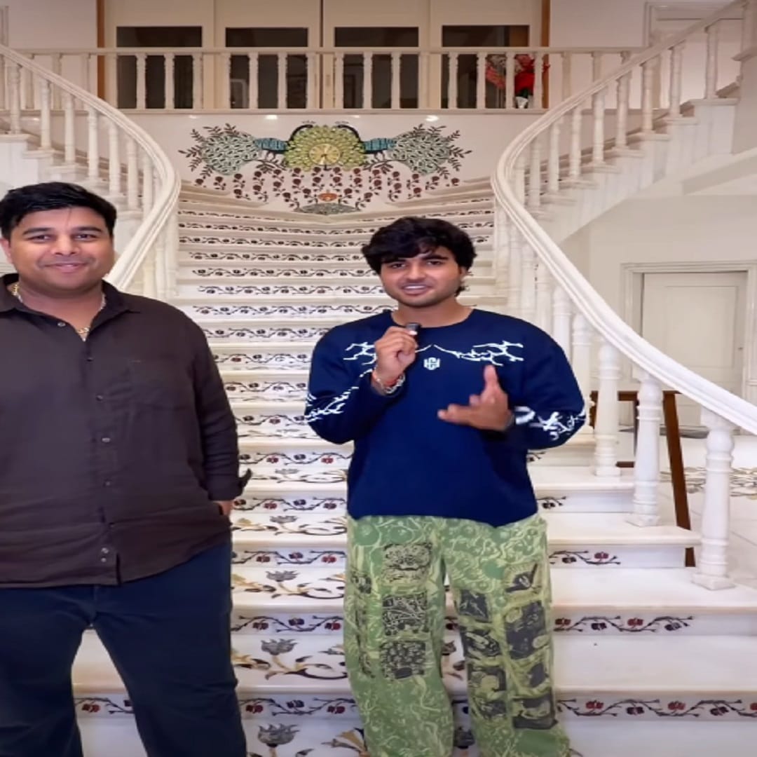  बुऱ्हाणपूर येथील ताजमहाल एका पतीने पत्नीवर असलेल्या प्रेमाखातर तयार केला आहे.  सध्या बुऱ्हाणपूर ताजमहालाचे काही फोटो आणि व्हिडीओ सोशल मीडियावर तुफान व्हायरल होत आहे. सध्या बुऱ्हाणपूर ताजमहालाची चर्चा सर्वत्र रंगली आहे. 