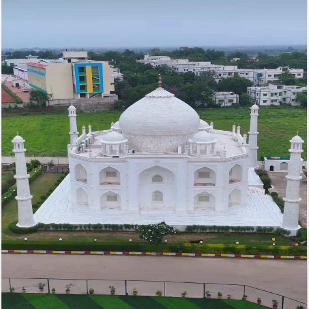 आग्र्याच्या ताजमहालचा प्रत्येक कोपरा पांढरा शुभ्र आणि आकर्षक आहे. प्रेमाचं प्रतीक असलेलं ताजमहाल पाहण्यासाठी लाखो पर्यटक रोज गर्दी करतात. पण आता चर्चा रंगली आहे बुऱ्हाणपूर ताजमहालाची...