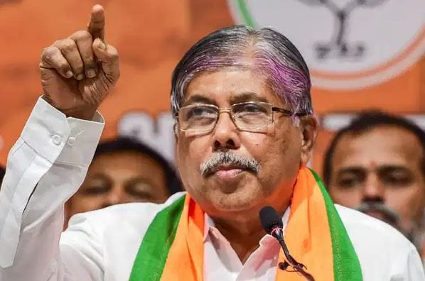 देवेंद्र फडणवीस यांनी कर्जमाफीसाठी पहाटे चार वाजता पत्रकार परिषद घ्यायला लावली होती. अनेक मुख्यमंत्री होऊन गेले. परंतु  मराठा आरक्षणा संदर्भात सामान्य माणसाची परिस्थिती सुधारली असं काम कोणीच केलं नाही, असंही यावेळी चंद्रकांत पाटील म्हणाले. 
