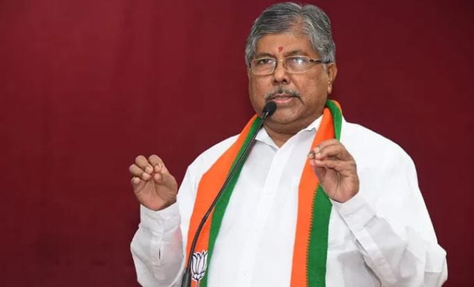 मतं मिळविण्यासाठी मराठा आरक्षण दिलं नाही तर समाजाचे कायमस्वरूपी प्रश्न मिटविन्यासाठी फडणवीस यांनी काम केलं. देवेंद्र फडणवीस यांनी मराठा आरक्षणाबाबत अभ्यास केला म्हणूनच ते उच्च न्यायालयात टिकले, असेही ते म्हणाले. 
