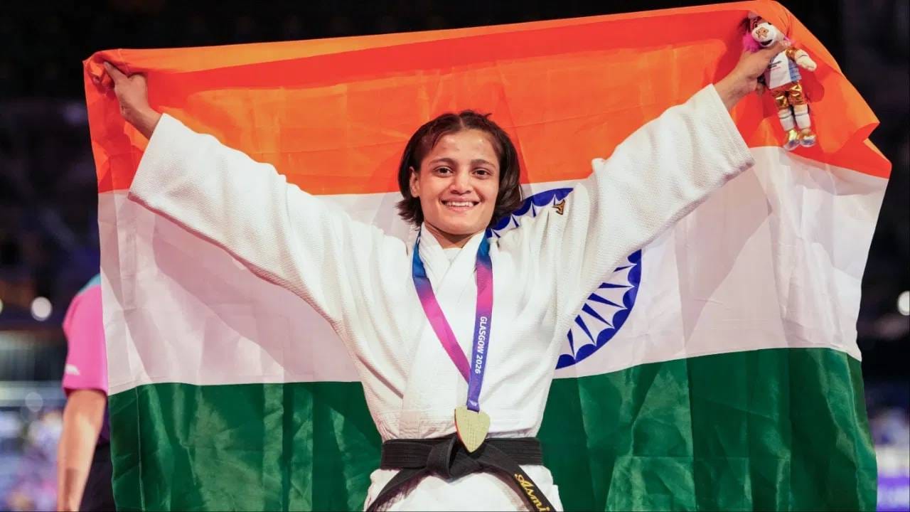 अस्मिता डे सुवर्ण कामगिरी करत आणखी एक इतिहास रचला.  महिलांच्या 48 किलो वजनी गटात अंतिम सामन्यात कॅनडाच्या खेळाडूचा पराभव करत तिने इतिहास रचला. राष्ट्रकुल खेळांच्या इतिहासात ज्युडोमध्ये सुवर्णपदक जिंकणारी ती पहिली भारतीय महिला ठरली आहे. (Photo: PTI)