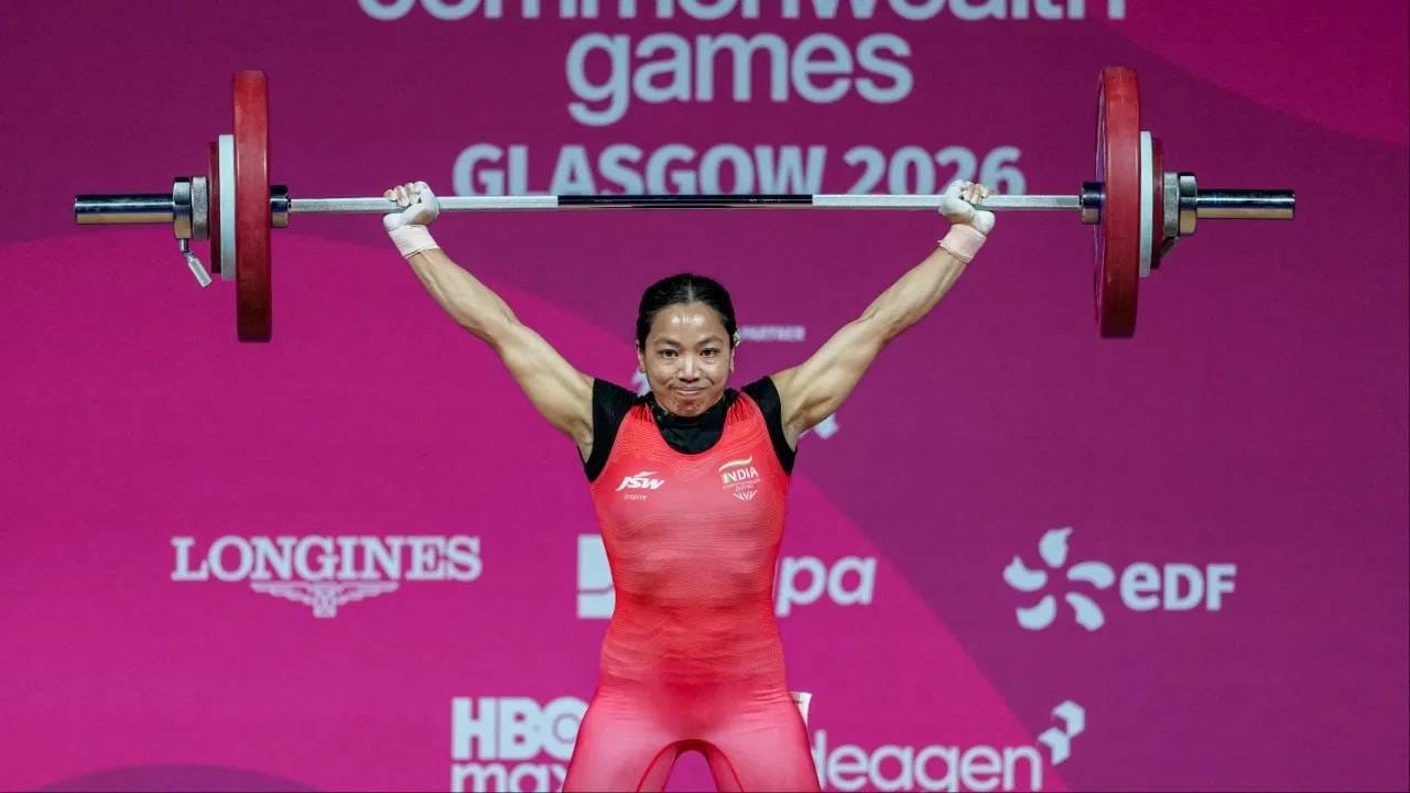 वेटलिफ्टर मीराबाई चानू हीने कॉमनवेल्थ गेम्स 2026 स्पर्धत भारताला पहिलं सुवर्ण पदक मिळवून दिलं. तिने महिलांच्या 48 किलो वजनी गटात सुवर्ण कामगिरी केली. यासह कॉमनवेल्थ स्पर्धेत सलग तीन वेळा सुवर्ण पदक मिळवून इतिहास रचला. (Photo: PTI)
