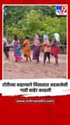 दोरीच्या सहाय्याने चिखलात अडकलेली गाडी बाहेर काढली