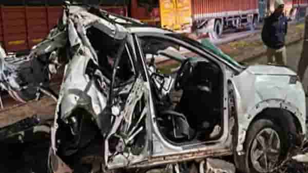 Pune Satara Highway Accident : कार डिव्हायडरला धडकून पलटली, त्याचवेळी विरुद्ध दिशेने येणाऱ्या ट्रकने..पुणे-सातारा रोडवर भयानक अपघात