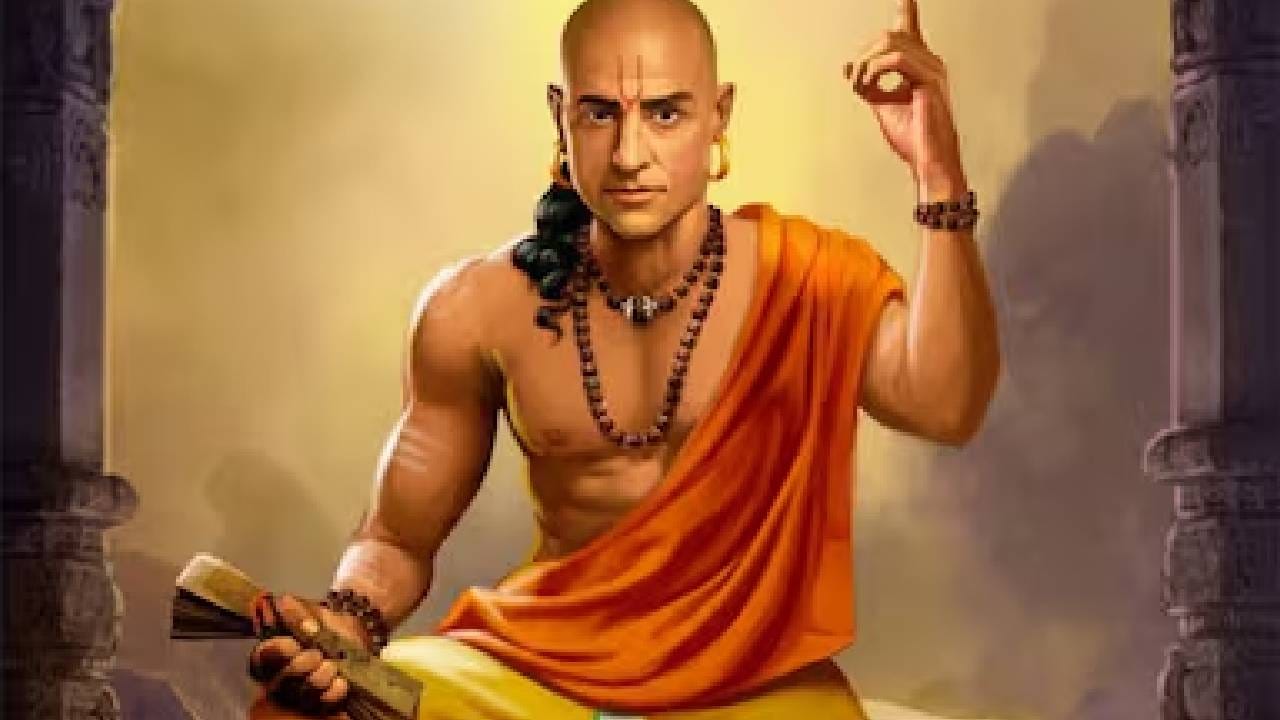 चाणक्यनीतीमध्ये आर्थिक शिस्त आणि बचतीला विशेष महत्त्व दिले जाते. घरातील महिला कठीण काळासाठी काही रक्कम बाजूला ठेवतात अशी कल्पना या संदर्भात मांडली जाते. अचानक आर्थिक अडचण निर्माण झाल्यास ही बचत कुटुंबाच्या उपयोगी पडू शकते असे या विचारातून सूचित केले जाते.