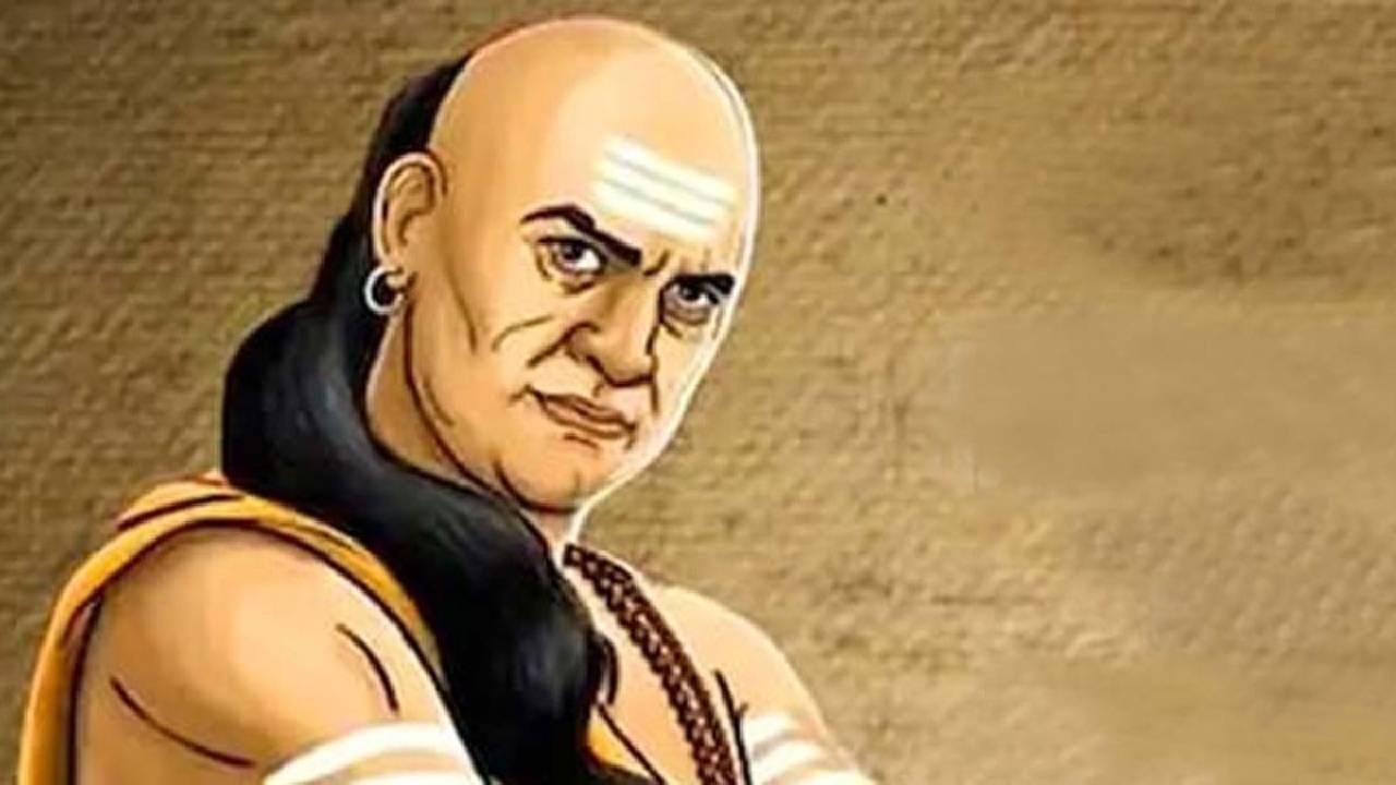 एखादी व्यक्ती दिसायला सुंदर, तरुण किंवा प्रतिष्ठित कुटुंबातील असली तरी तिच्याकडे योग्य ज्ञान आणि चांगले गुण नसतील तर केवळ बाह्य रूपाला महत्त्व देण्यात अर्थ नाही असं चाणक्य सांगतात. त्यामुळे व्यक्तीची ओळख तिच्या स्वभाव, विचार आणि गुणांवरून करावी.