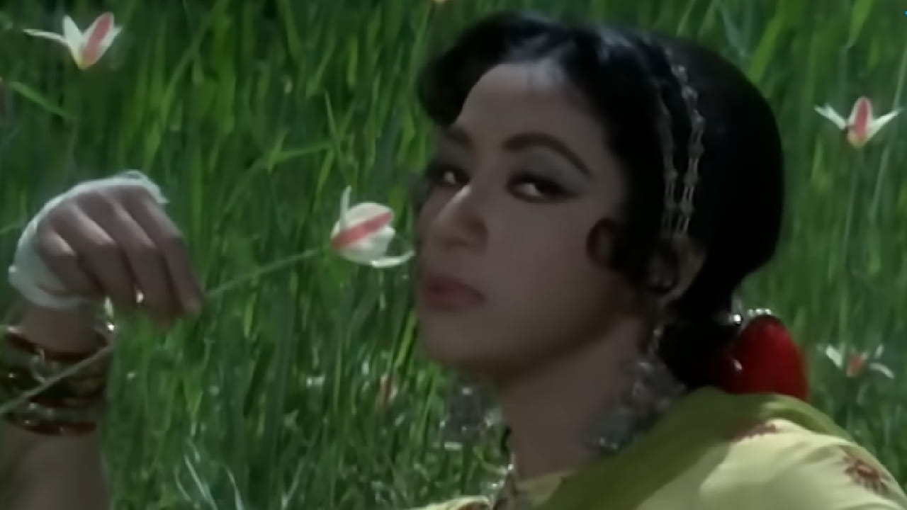 1 ऑगस्ट रोजी जगभरात नॅशनल गर्लफ्रेंड डे साजरा केला जातो. या निमित्ताने आपल्या प्रिय व्यक्तीबद्दलचे प्रेम व्यक्त करण्यासाठी अनेकजण वेगवेगळे मार्ग निवडतात. हिंदी चित्रपटसृष्टीत प्रेम व्यक्त करणाऱ्या अनेक अजरामर गाण्यांपैकी 'चांद सी महबूबा हो मेरी' हे गाणे आजही रसिकांच्या मनात विशेष स्थान राखून आहे.
