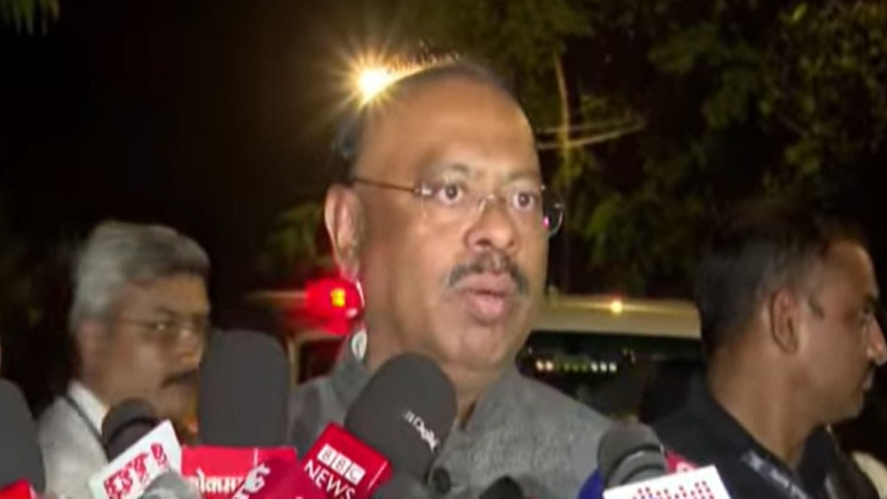 आमदारांना किती अन् पालकमंत्र्यांना किती टक्के निधी मिळणार? फॉर्मुला ठरला, मंत्री बावनकुळेंनी दिली मोठी अपडेट आमदारांना किती अन् पालकमंत्र्यांना किती टक्के निधी मिळणार? फॉर्मुला ठरला, मंत्री बावनकुळेंनी दिली मोठी अपडेट