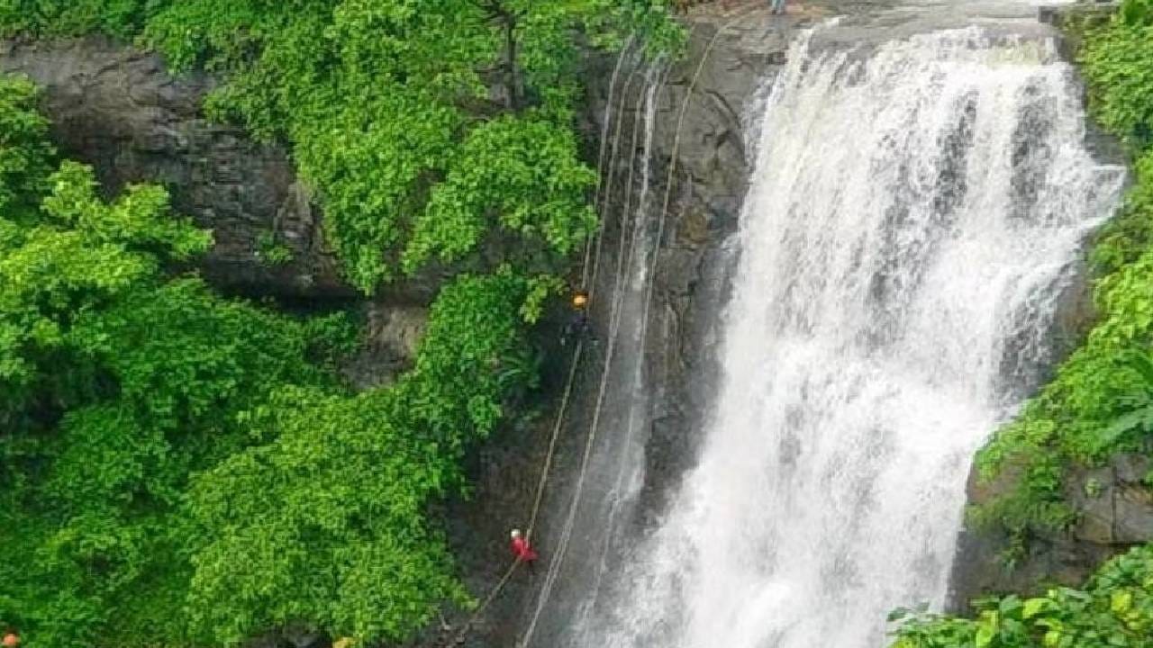 भिवपुरी धबधबा हा पुण्यापासून सुमारे 118 किलोमीटर अंतरावर आहे. निसर्गाच्या सानिध्यात वेळ घालवण्यासाठी हे ठिकाण पर्यटकांमध्ये विशेष लोकप्रिय आहे.