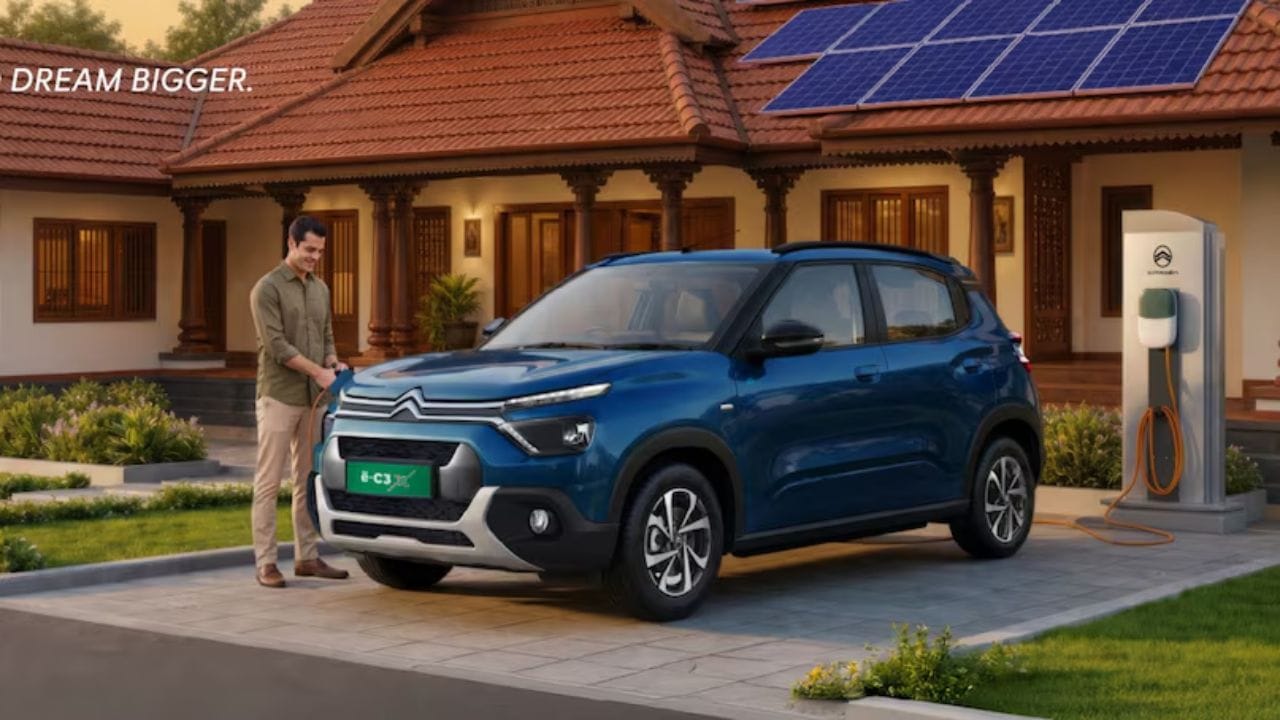 Citroen eC3: ही त्या ग्राहकांसाठी चांगला पर्याय आहे, ज्यांना कमी बजेटमध्ये जास्त केबिन स्पेस आणि सुव्हसारखी ड्रायव्हींग पोझिशन हवी. BaaS स्कीम सोबत हीची किंमत सुमारे 8.49 लाख रुपयांनी सुरु होते. तस सामान्य एक्स शोरुम किंमत सुमारे 11.99 लाख रुपये आहे. हीचे डिझाईन C3 हॅचबॅकवर आधारित आहे. त्यात हायग्राऊंड क्लिअरन्स , सुव्ह स्टाईल बॉडी क्लॅडिंग आणि आकर्षक फ्रंट फेसिया मिळते.