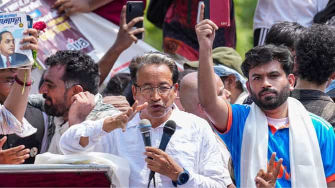 आज होणार फैसला! कॉकरोच जनता पार्टीची अत्यंत महत्वाची बैठक, अभिजीत दिपके यांच्या..