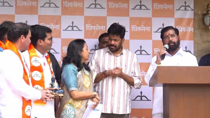 मोठी बातमी! एकनाथ शिंदेंनी डाव टाकला, काँग्रेसचे 19 नगरसेवक फोडले; थेट पक्षप्रवेशाने खळबळ