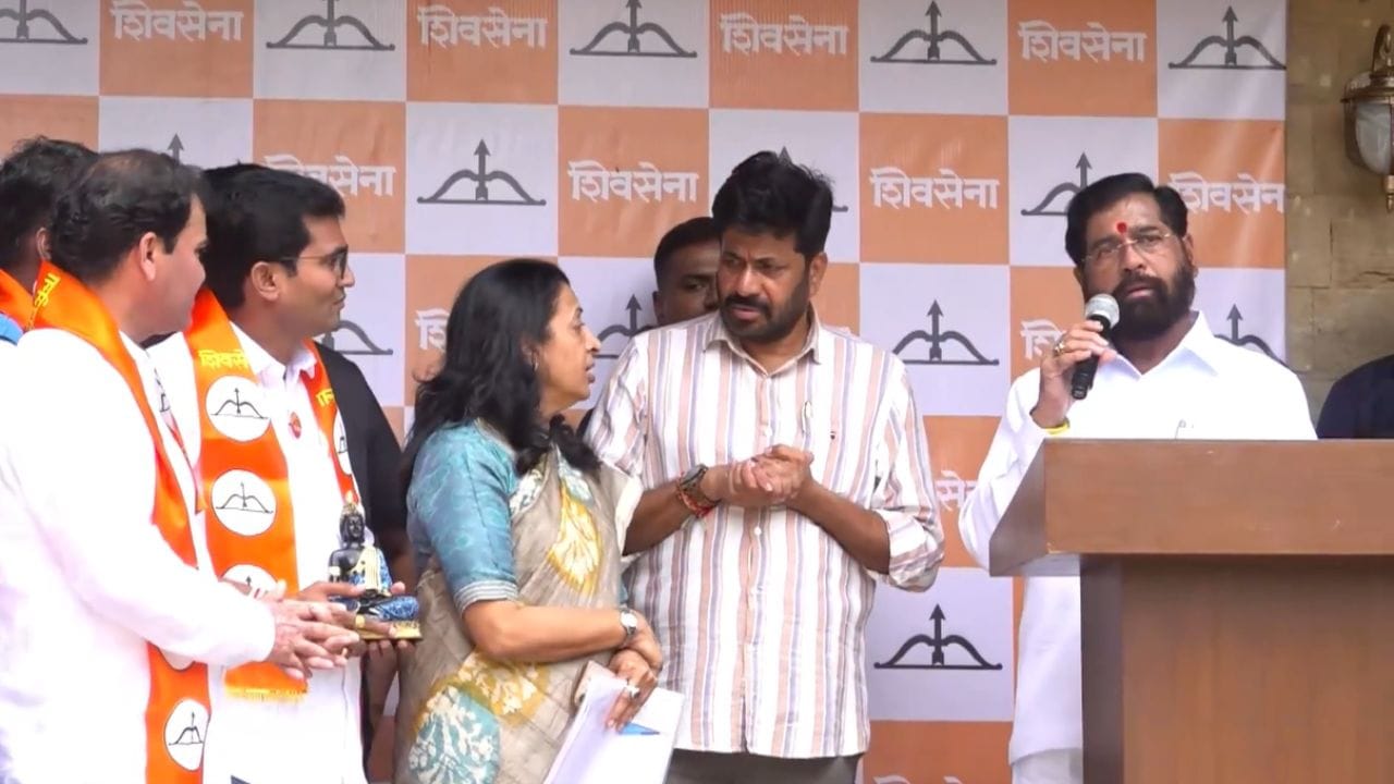 मोठी बातमी! एकनाथ शिंदेंनी डाव टाकला, काँग्रेसचे 19 नगरसेवक फोडले; थेट पक्षप्रवेशाने खळबळ मोठी बातमी! एकनाथ शिंदेंनी डाव टाकला, काँग्रेसचे 19 नगरसेवक फोडले; थेट पक्षप्रवेशाने खळबळ