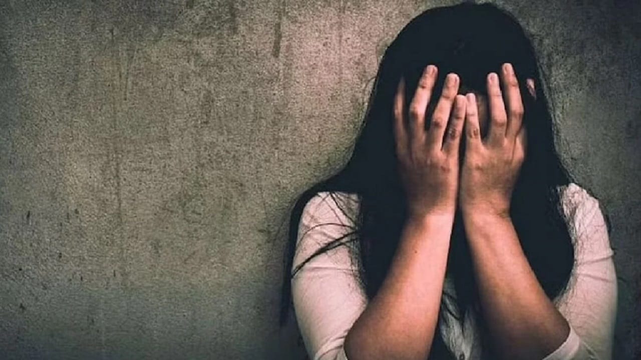 मुलीचा अश्लील व्हिडीओ मामाच्या हाती लागला अन्.. मन सुन्न करणारी घटना, पोलिसांकडून तात्काळ कारवाई मुलीचा अश्लील व्हिडीओ मामाच्या हाती लागला अन्.. मन सुन्न करणारी घटना, पोलिसांकडून तात्काळ कारवाई