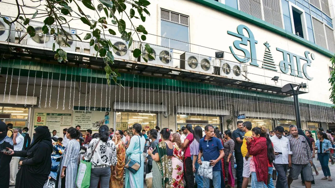 साखरेच्या दरात झालेल्या वाढीचा फटका आता सर्वसामान्य ग्राहकांना बसताना दिसत आहे. महाराष्ट्रातील विविध भागांमध्ये साखरेचे किरकोळ दर वाढले असून, सध्या बाजारात साखर साधारण 60 ते 80 रुपये प्रति किलो दराने विकली जात आहे.
