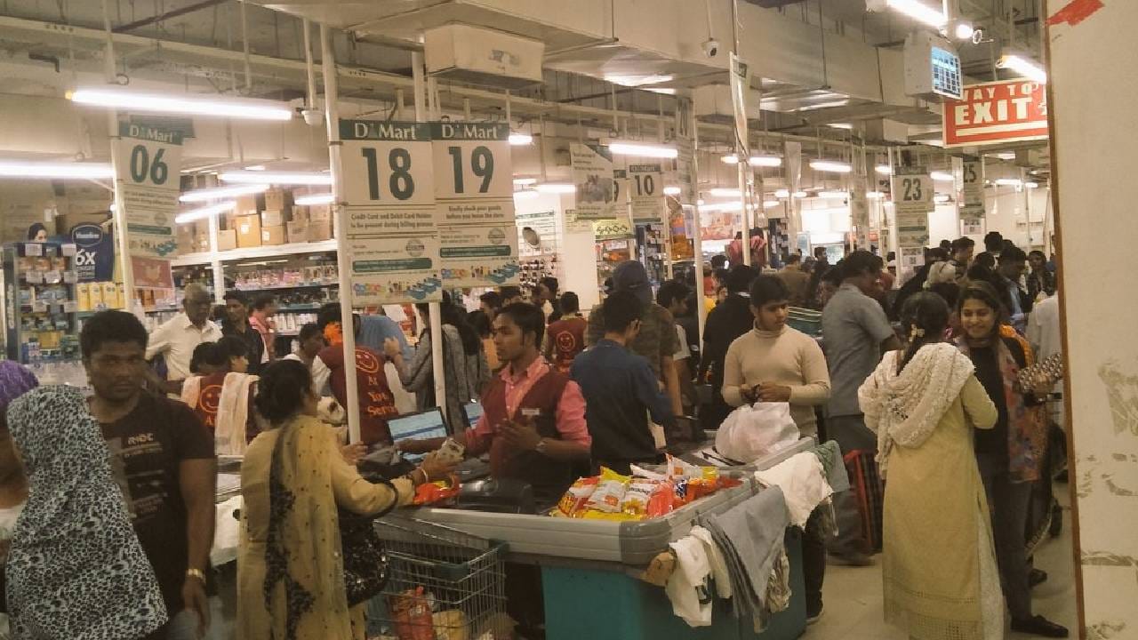 ऑगस्ट महिना सुरू होताच डी-मार्टमध्ये रक्षाबंधनासाठी विविध प्रकारच्या राख्यांची विक्री सुरू करण्यात येते. ग्राहकांच्या बजेटचा विचार करून या राख्या तुलनेने कमी किमतीत उपलब्ध करून देण्यात येतात. वेगवेगळ्या डिझाइन, रंग आणि प्रकारातील राख्या एकाच ठिकाणी उपलब्ध असल्याने ग्राहकांकडून त्यांना चांगला प्रतिसाद मिळत आहे.