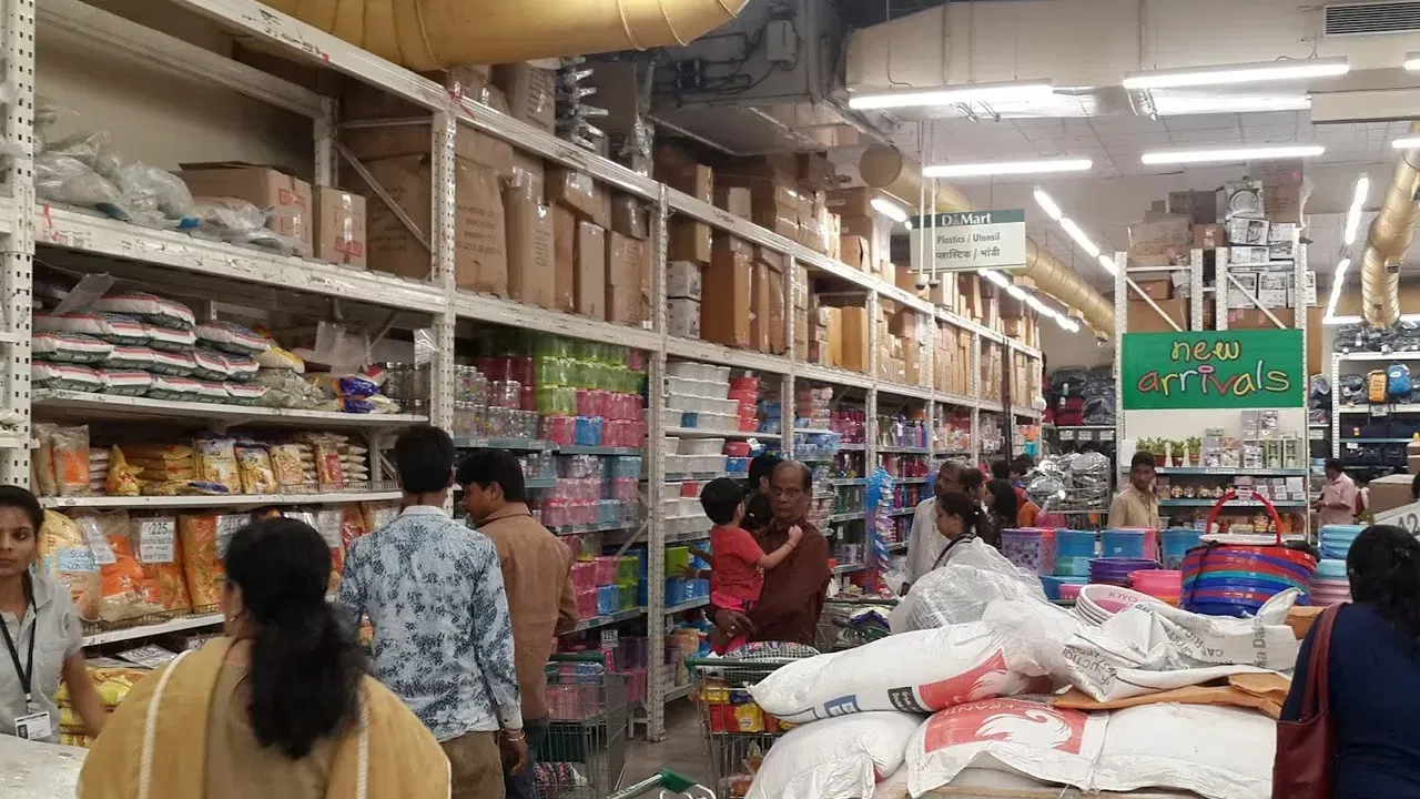 डीप डिस्काउंटिंग म्हणजे काय तर प्रॉडक्ट खूप कमी किमतीत विकणे, जेणेकरून विक्रीचे प्रमाण वाढेल. डी-मार्ट मोठ्या प्रमाणावर माल खरेदी करते आणि ग्राहकांना चांगला डिस्काऊंट देते.