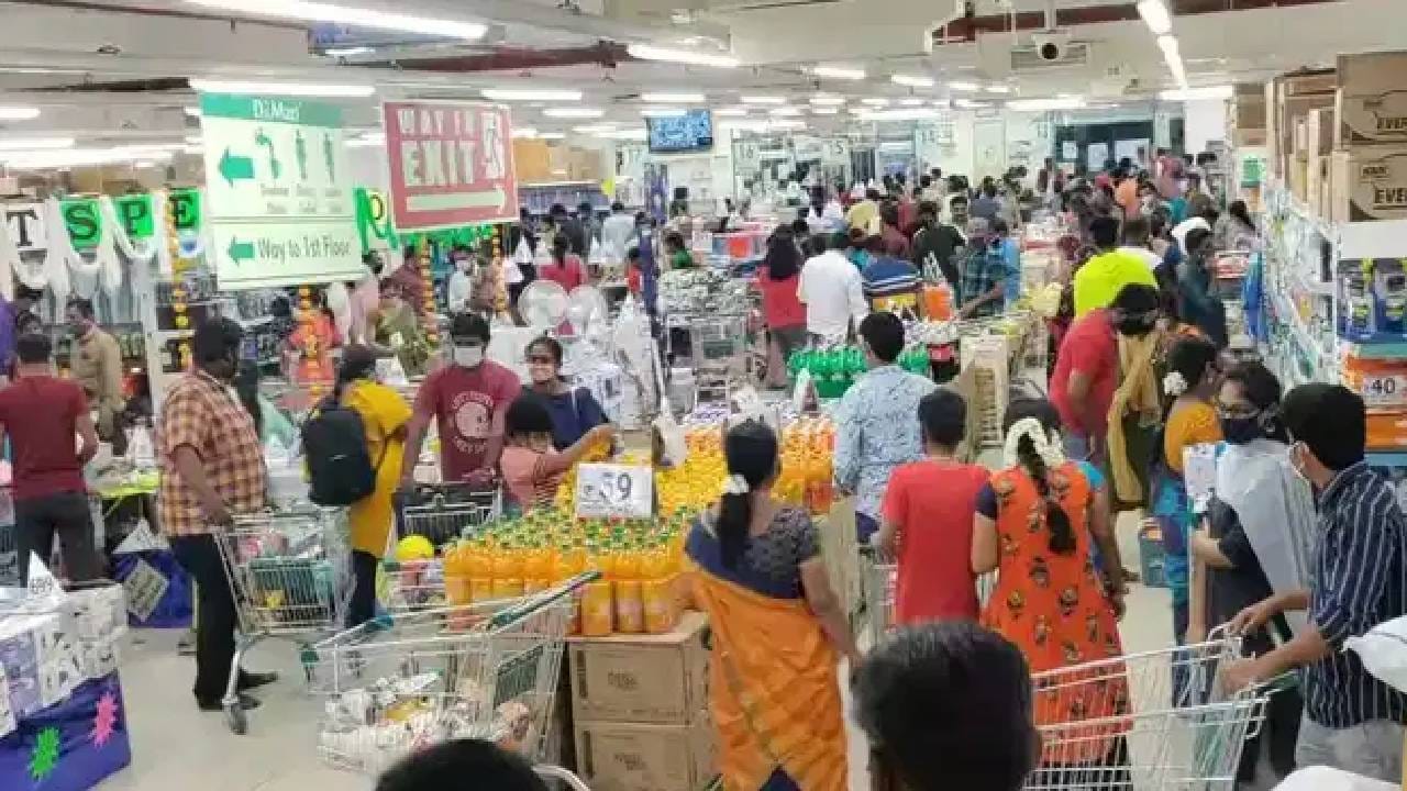 डी-मार्ट ग्राहकाची नस ओळखण्यात यशस्वी झाले आहे. त्यांनी एव्हरीडे लो प्राईस ही रणतीनी अवलंबली आहे. त्यामुळे डीमार्ट गरजेच्या सर्व वस्तू मोठ्या प्रमाणात खरेदी करतात. याचा कंपनीला मोठा फायदा होतो. तसेच अनेक कंपनीसोबत करार करुन वस्तू स्वस्तात विकूनही ते मोठे मार्जिन काढतात.