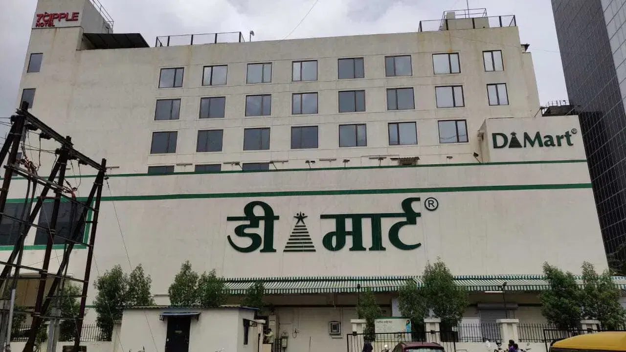 १ किलो मूग डाळीची किंमत जवळपास 180 रुपये असते. पण डी-मार्ट डाळ एकदाच मोठ्या प्रमाणावर खरेदी करते. त्यामुळे त्याचा डी-मार्टला फायदा होतो आणि तिच डाळ ते ग्राहकांना थोड्या फार डिस्काऊटंवर विकतात. मूगडाळी प्रमाणेच इतरही डाळी स्वस्त दरात मिळतात.