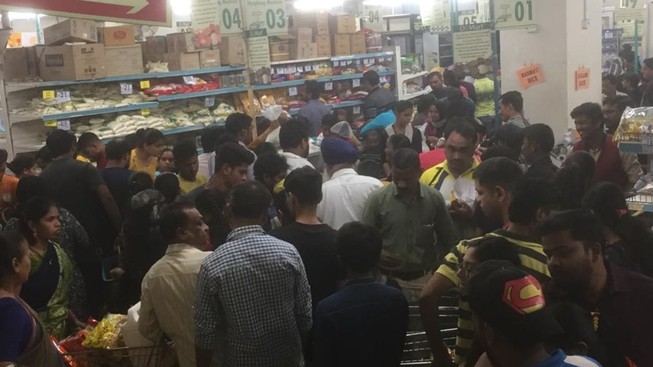 विशेष म्हणजे दररोज लागणारी ही गोष्टी आहे. डिमार्टमध्ये बिस्किटांवर मोठी ऑफर आहे.फक्त ऑफरच नाही तर एकावर एक फ्री बिस्किट पुडे मिळत आहेत.