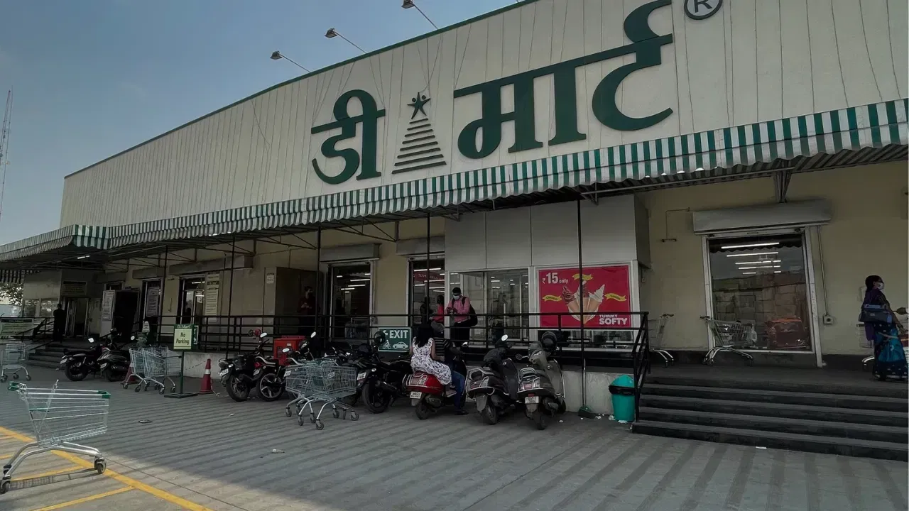 डीमार्ट स्वस्त किमतीमुळे ग्राहकांचा विश्वास जिंकतात आणि दीर्घकाळ नफा कमावतात. याशिवाय डीमार्टची सप्लाय चेन मॅनेजमेंट मजबूत आहे, जी खर्च कमी करते. त्यामुळे ते स्वस्त किमतीवर टिकून राहतात.
