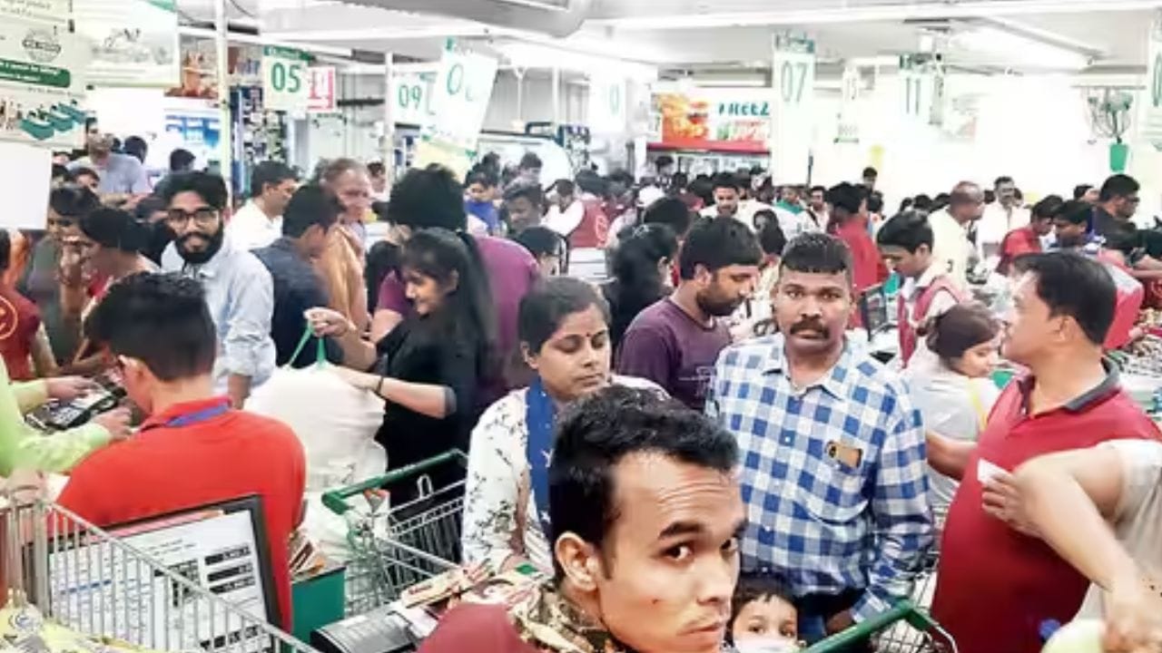 कपडे,भांडी,घरात लागणारे साहित्य यावर खास 15 ऑगस्टनिमित्त डिमार्टकडून डिस्काऊंट दिला जात आहे. डिमार्टकडून खास ऑफर दिली जात आहे.99 रूपयांचे डब्बे खरेदी करण्यासाठी ग्राहकांनी मोठी गर्दी केली.