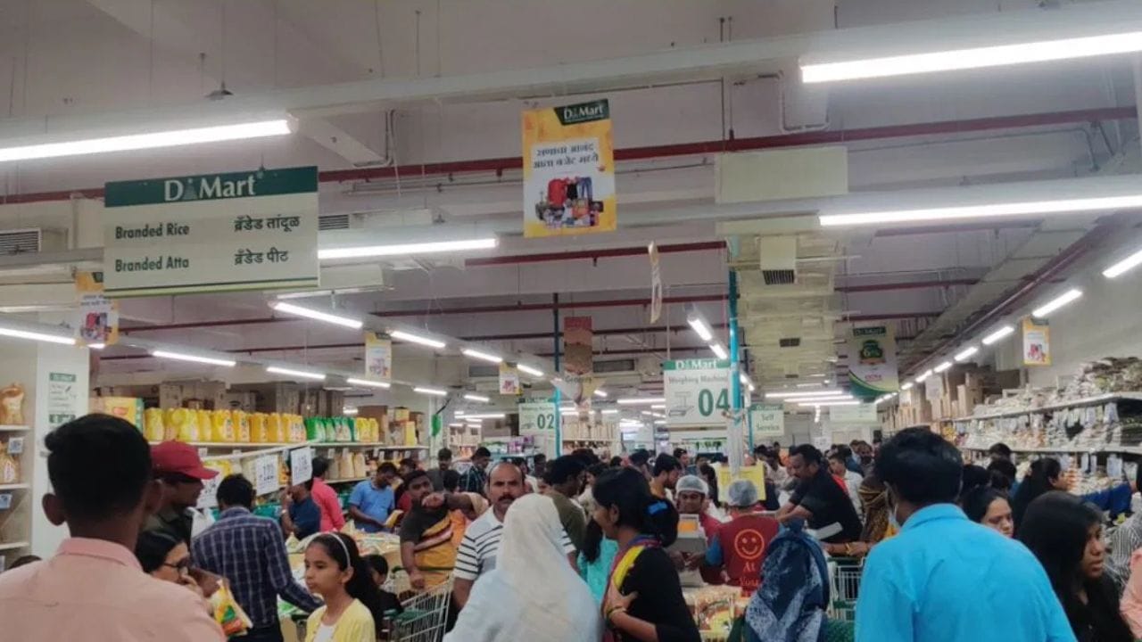 विविध गोष्टींवर तुम्हाला डिस्काऊंट मिळणार आहे. एका वर एक फ्री देखील अनेक वस्तू मिळतील. अगदी स्वस्तामध्ये तुम्ही 15 ऑगस्टला डिमार्टमध्ये जा आणि मोठी खरेदी करा.