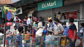 ऑगस्ट महिन्यात डी-मार्टमध्ये महिलांची 'ही' गोष्ट घेण्यासाठी उडते झुंबड.