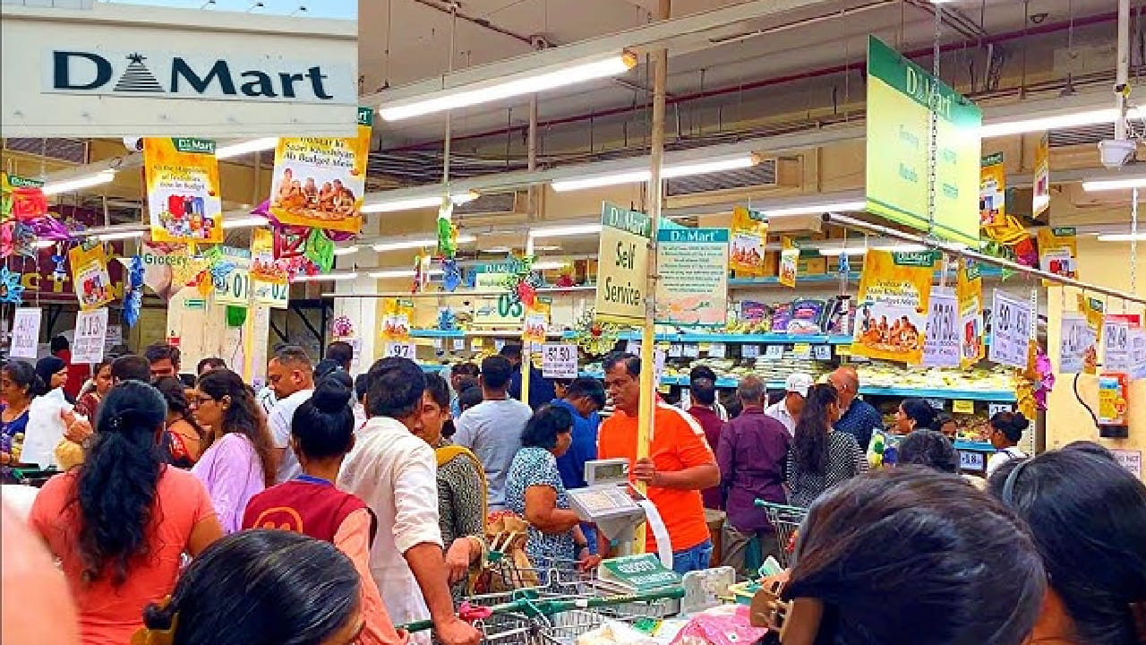 अनेक महिला घरासाठी लागणारे किराणा आणि इतर साहित्य खरेदी करण्याबरोबरच रक्षाबंधनासाठी लागणाऱ्या राख्यांचीही एकाच ठिकाणी खरेदी करतात. त्यामुळे ऑगस्ट महिन्यात या विभागात ग्राहकांची विशेष वर्दळ असते.