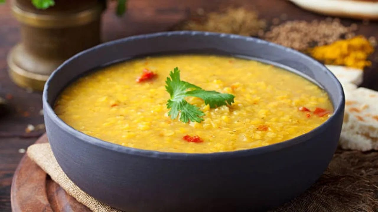 अनेकांना भात आणि पोळी खायला आवडते. पण त्याचा प्रमाण कमी केला पाहिजे.त्याऐवजी, डाळी, भाज्या, सूप आणि सॅलड यांचे प्रमाण वाढवावे. पोळी बनवण्यासाठी पांढऱ्या पिठाऐवजी मल्टीग्रेन पिठाचा वापर करावा. पिठामधील फायबरचे प्रमाण टिकवून ठेवावे.