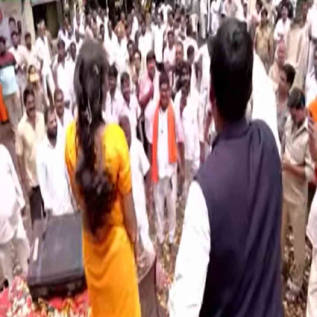 मुख्यमंत्री देवेंद्र फडणवीस यांनी रिक्षाचालकांना मराठी भाषा शिकण्यासाठी एक वर्षाची मुदतवाढ दिल्याच्या आनंदात गोरेगाव पूर्व आरे कॉलनीत रिक्षा युनियनकडून जोरदार सेलिब्रेशन करण्यात आलं.