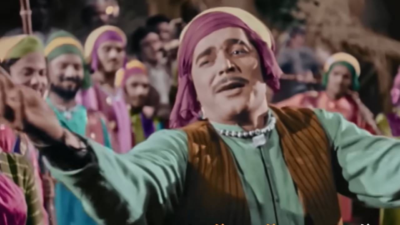 या चित्रपटातील ‘ये देश है वीर जवानों का’ हे गाणं त्याकाळी प्रचंड लोकप्रिय झाले. आजही देशभक्तीपर गाण्यांच्या यादीत या गाण्याचे नाव अग्रक्रमाने घेतले जाते. ‘नया दौर’ हा 1957 मधील भारतातील सर्वाधिक कमाई करणाऱ्या चित्रपटांपैकी एक ठरला. 