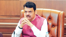 एकीकडे CM फडणवीसांच्या दिल्ली जाण्याच्या चर्चा, तर दुसरीकडे समर्थकांची जोरदार बॅनरबाजी; चक्क...