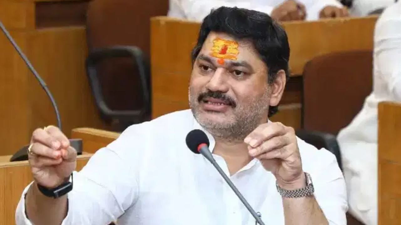 खडाजंगी अन् शेतकऱ्यांना दम दिल्याच्या वादात धनंजय मुंडे संतापले, थेट म्हणाले, तसा अजेंडा राबवण्याचा घाट.. खडाजंगी अन् शेतकऱ्यांना दम दिल्याच्या वादात धनंजय मुंडे संतापले, थेट म्हणाले, तसा अजेंडा राबवण्याचा घाट..