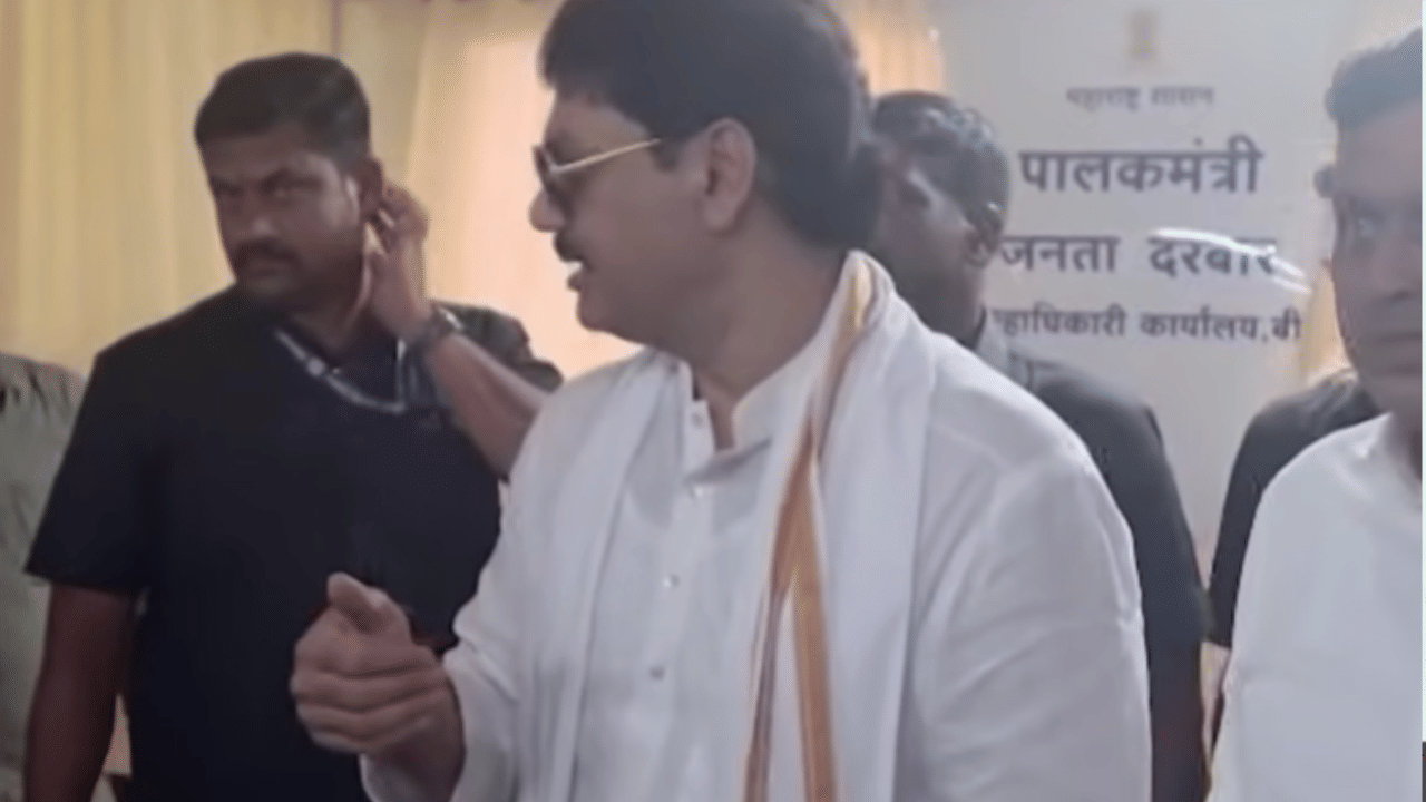 अरे, तुम्ही मला पाणीच… सुनेत्रा पवारांच्या उपस्थित पत्रकारांना अडवण्यापूर्वीचा मुंडेंचा व्हिडीओ तुफान व्हायरल