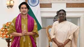 राष्ट्रपती द्रौपदी मुर्मू यांच्या भेटीला धीरेंद्र शास्त्री, फोटो व्हायरल, राऊतांची थेट पोस्ट..
