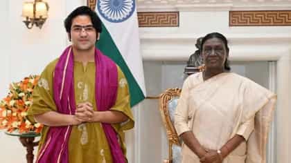 राष्ट्रपती द्रौपदी मुर्मू यांच्या भेटीला धीरेंद्र शास्त्री, फोटो...