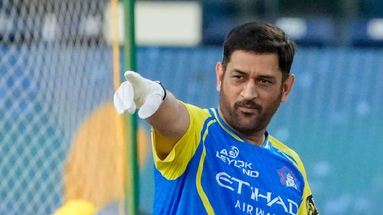 आंतरराष्ट्रीय क्रिकेटमधून निवृत्ती घेतल्यानंतरही धोनीचा IPL प्रवास सुरूच आहे. 2026 च्या हंगामासाठी चेन्नई सुपर किंग्सने त्याला 4 कोटी रुपयांमध्ये रिटेन केलं आहे. ही रक्कम 12 महिन्यांत विभागली तर दरमहा सुमारे 33.3 लाख रुपये इतकी होते. अर्थात, IPLचा करार संपूर्ण हंगामासाठी असतो, त्यामुळे हा केवळ सरासरी मासिक आकडा आहे.