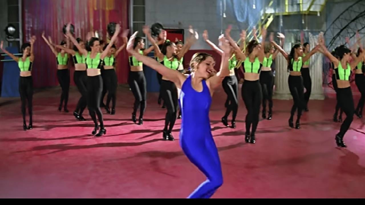 'अरे रे अरे' हे 'दिल तो पागल है'मधील सर्वाधिक लोकप्रिय रोमँटिक गाण्यांपैकी एक मानले जाते. या गाण्यात उदित नारायण आणि लता मंगेशकर यांनी आपल्या सुरेल आवाज दिला आहे.